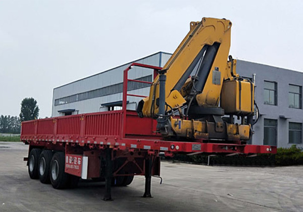 隨車(chē)起重運(yùn)輸半掛車(chē)