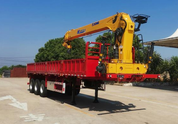 隨車(chē)起重運(yùn)輸半掛車(chē)